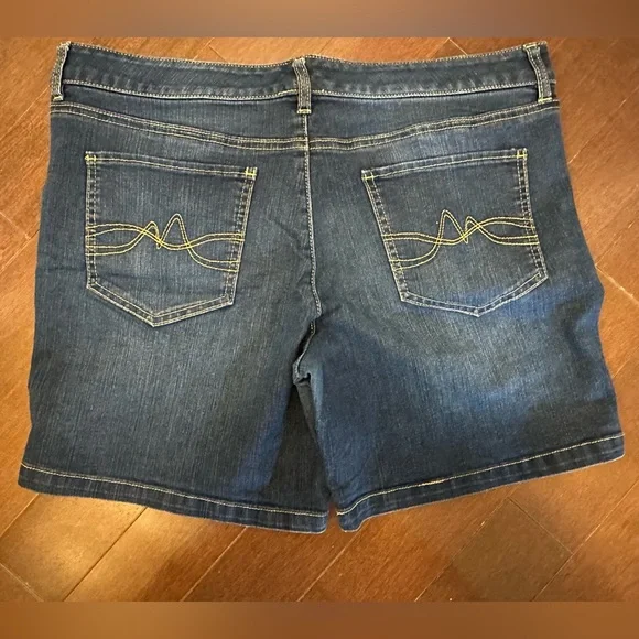 New York & Company Blue Denim Shorts - Picture 2 of 4